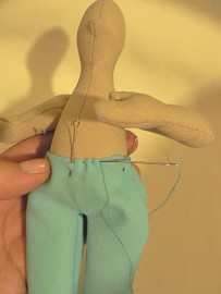 Пришиваем штанишки на куклу